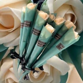 Verzaubere deine Sinne mit Rosen: Romantische 10er Sets cremeweisse Seifenrosen