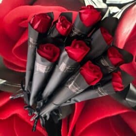 Verzaubere deine Sinne mit Rosen: Romantische 10er Sets rote Seifenrosen – Die perfekte Ergänzung für dein Geschenk, zum Valentinstag am 14. Februar Rosen kaufen Versand oder Last Minute abholbar in Zürich, oder als sonstiges Geschenk