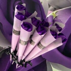 Verzaubere deine Sinne mit Rosen: Romantische 10er Sets violette Seifenrosen
